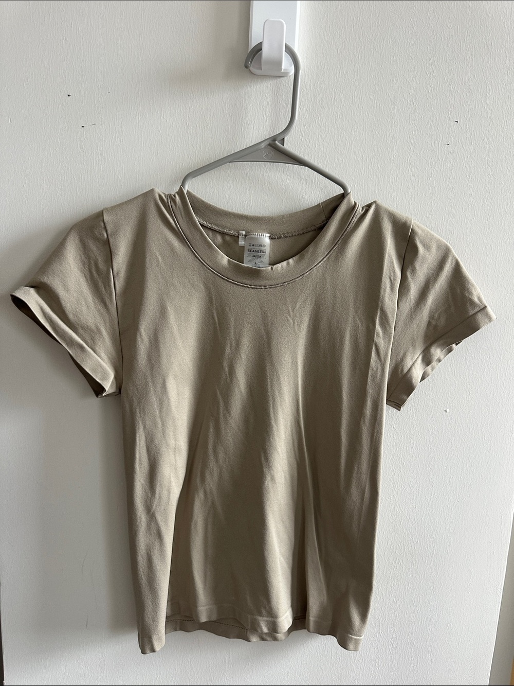 aritzia seamless tees - Picture 7 of 9
